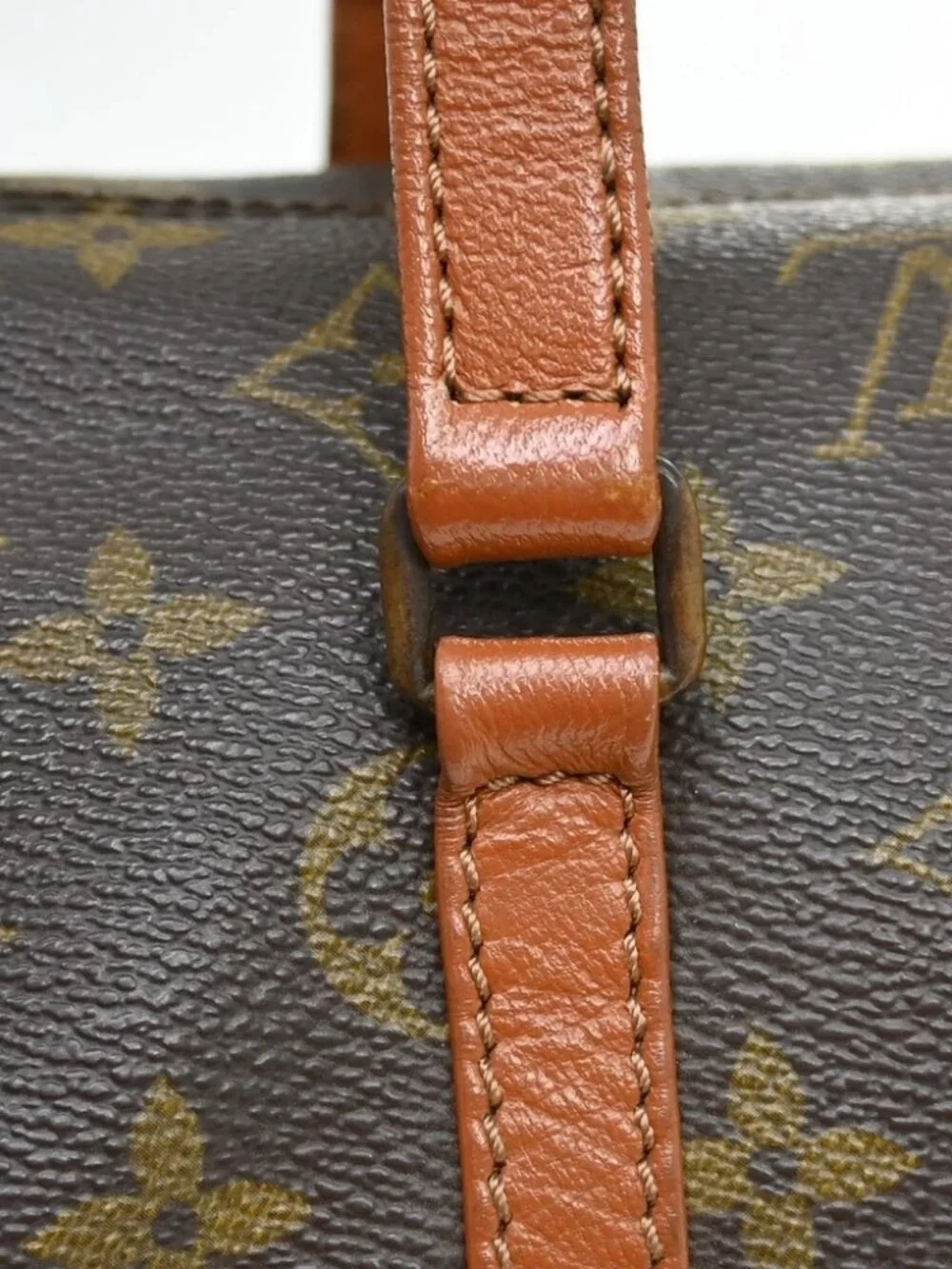 Louis Vuitton outside 	ab